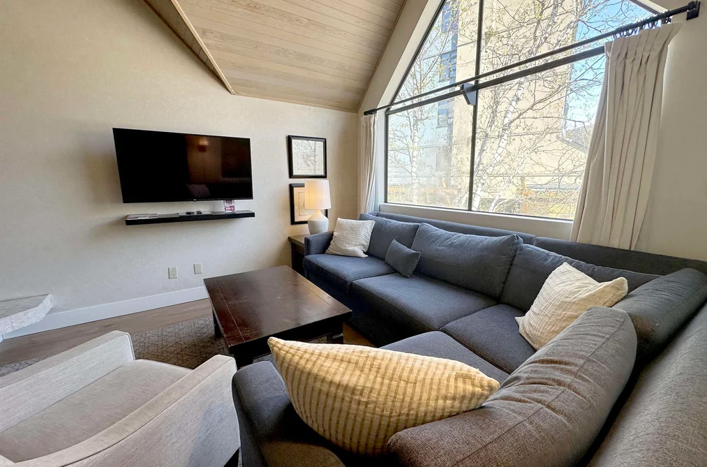 904Wk15 4293 MOUNTAIN SQUARE, Whistler BC V8E 1B8, Whistler BC — Residential for Sale - Photo 4